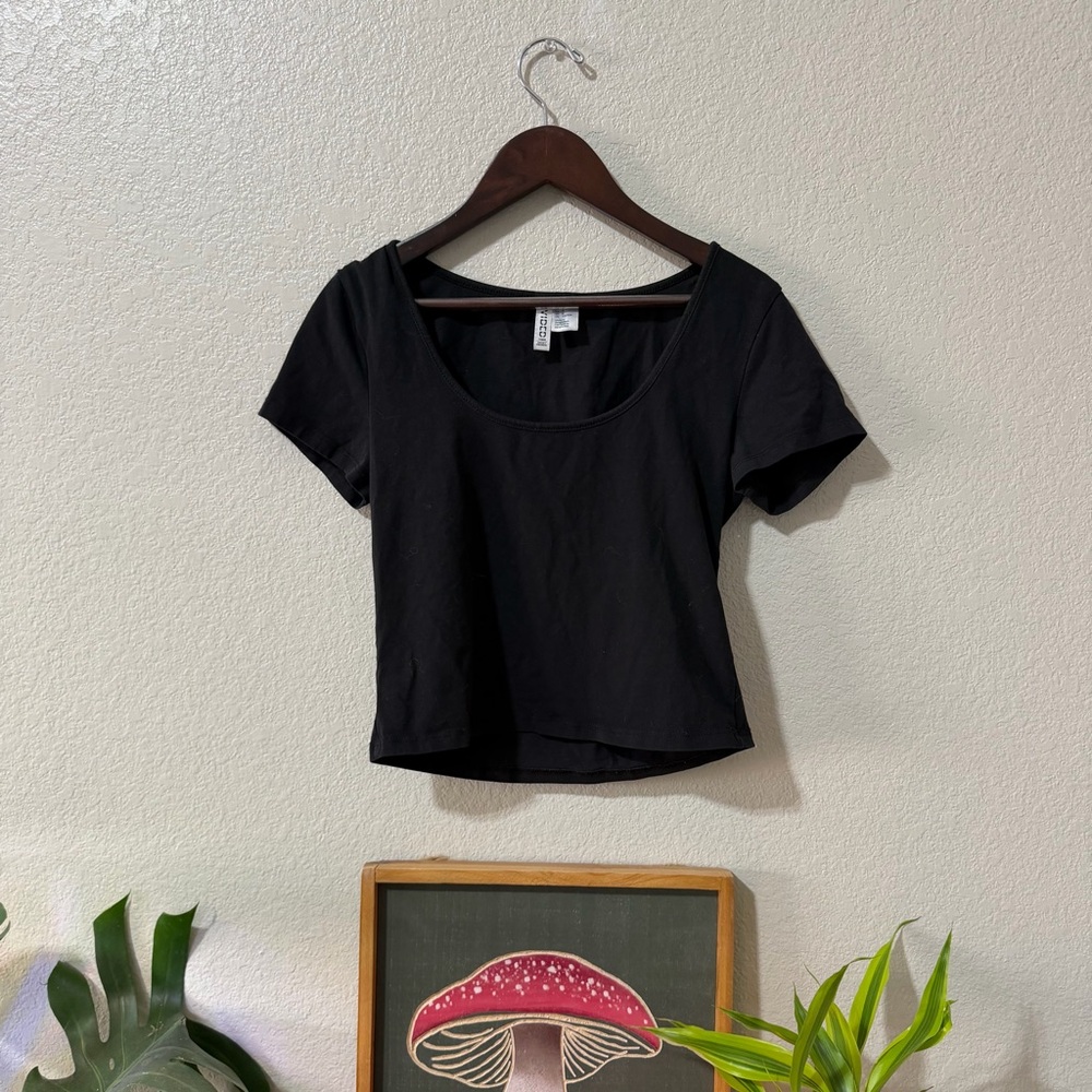 ✨4 for $15✨ H&M Black Crop Top